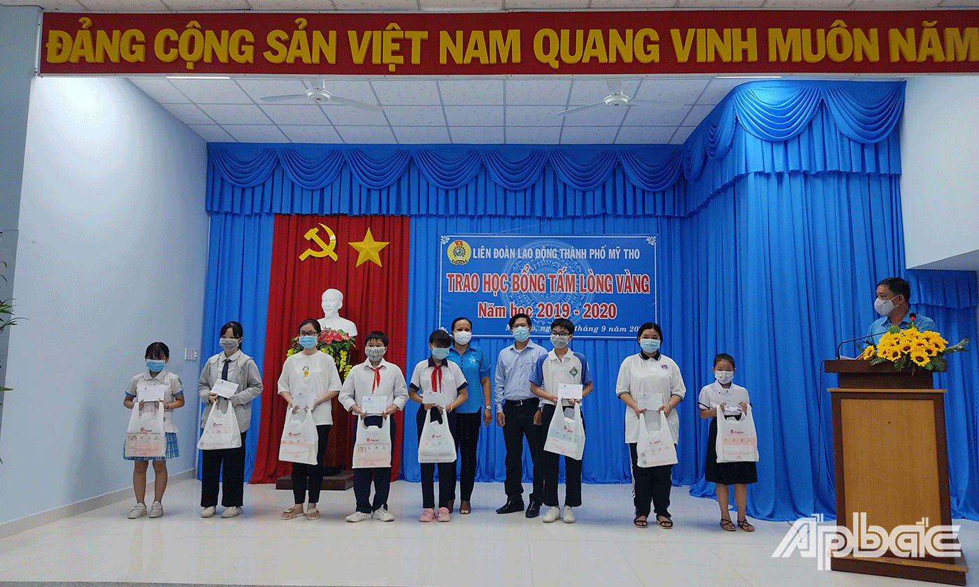 Lễ trao học bổng cho các em học sinh là con của công nhân, việc chức, lao động vượt khó, học giỏi