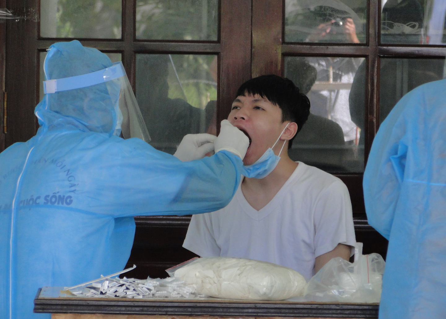 Lấy mẫu  xét nghiệm SARS -CoV-2 cho công dân cách ly. 
