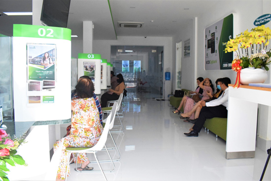  Khách hàng đến giao dịch tại PGD Châu Thành.