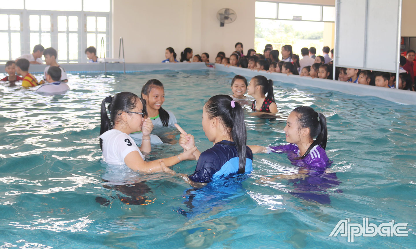 Hãy cho trẻ tham gia tập luyện bơi lội để phát triển về thể chất lẫn tinh thần và phòng ngừa tai nạn đuối nước.