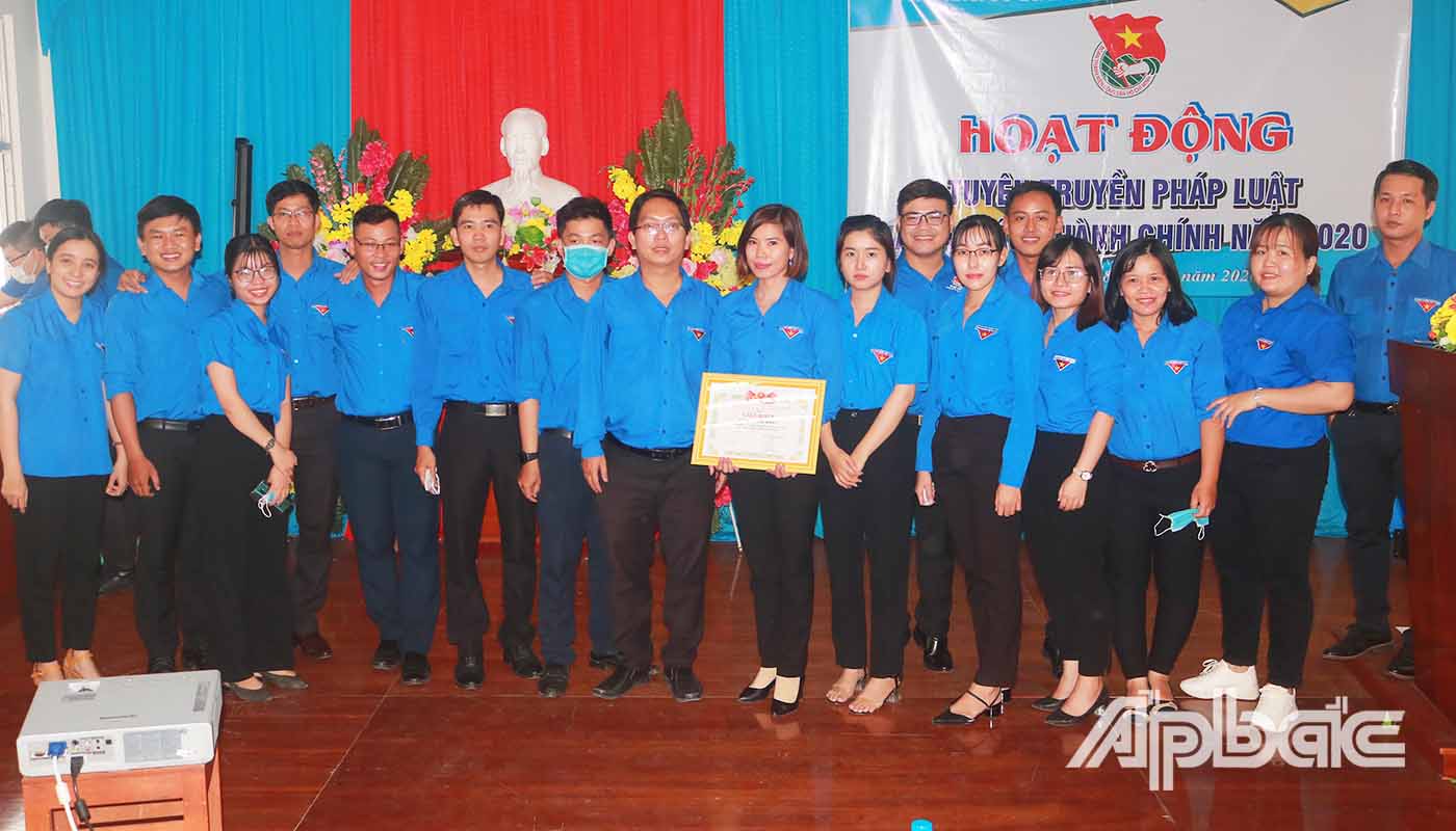 Đại diện các đội tham dự hoạt động chụp ảnh lưu niệm cùng ban tổ chức.