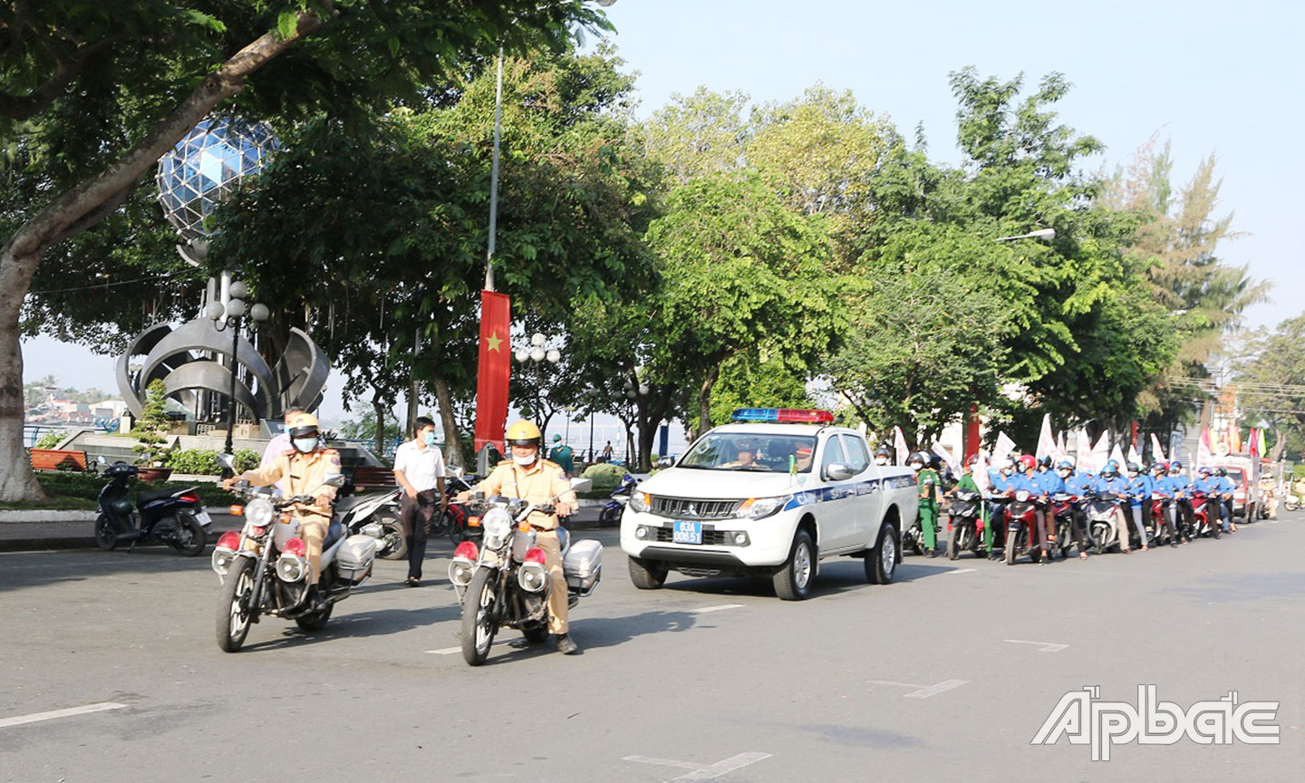 Tuần hành tuyên truyền thực hiện văn minh đô thị.