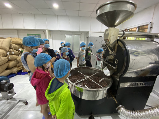 Hoạt động trải nghiệm của trẻ em tại Công ty TNHH Ca cao Xuân Ron.