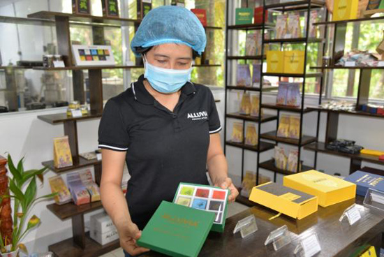 Chị Ngọc Điệp giời thiệu một sản phẩm của Alluvia.