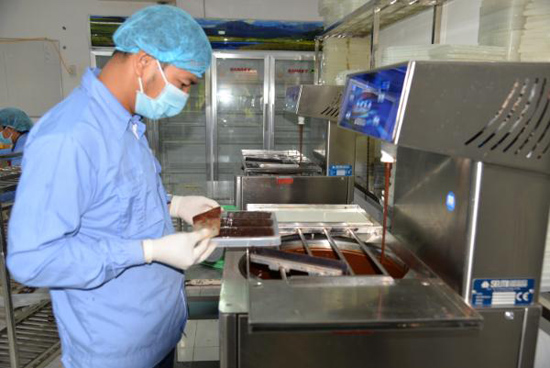 Công nhân thực hiện đổ khuôn sản phẩm ca cao Alluvia.