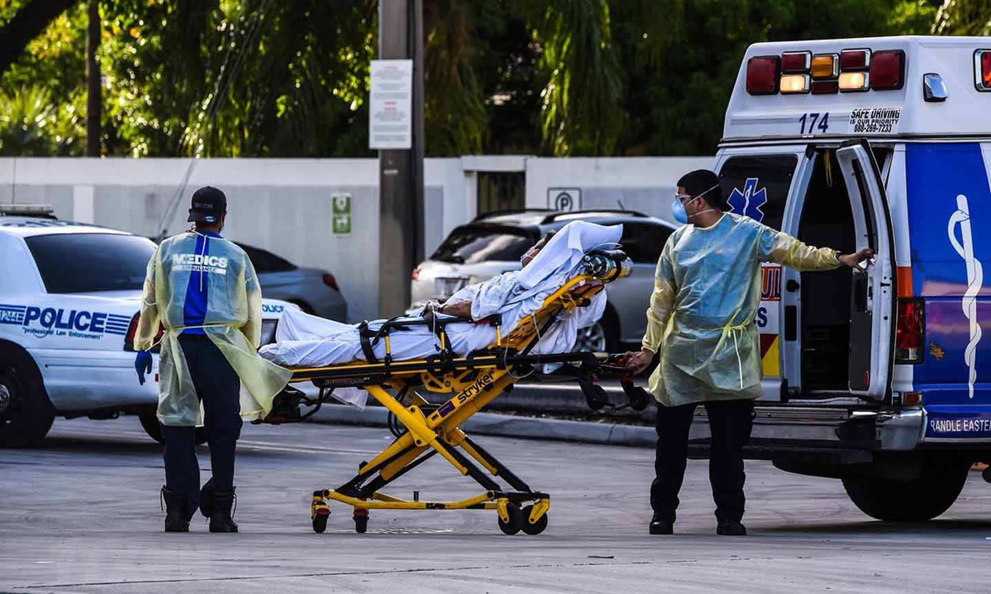 Chuyển bệnh nhân COVID-19 tới bệnh viện ở Coral Gables, gần Miami, Mỹ, ngày 30/7/2020. (Ảnh: AFP/TTXVN)