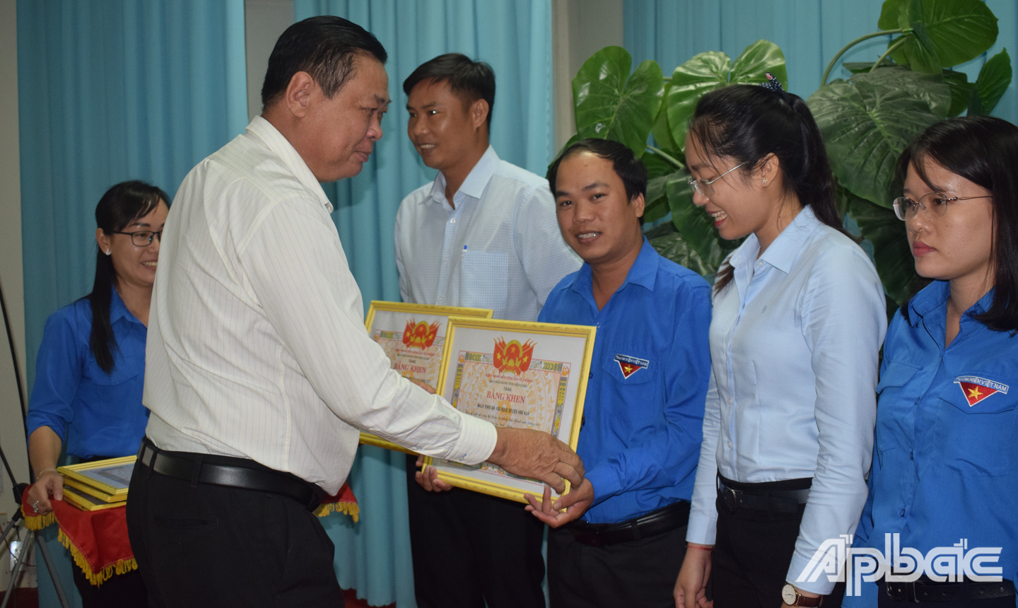 Đồng chí Nguyễn Trọng Hữu Minh trao tặng Bằng khen cho các tập thể có thành tích xuất sắc trong công tác Đoàn và phong trào thanh niên trường học năm học 2019 – 2020.