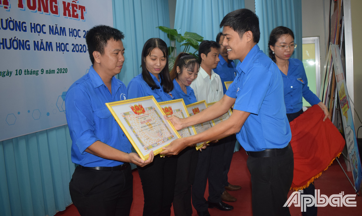 : Đồng chí Nguyễn Quang Minh trao tặng Bằng khen cho các tập thể có thành tích xuất sắc trong công tác Đoàn và phong trào thanh niên trường học năm học 2019 – 2020. 