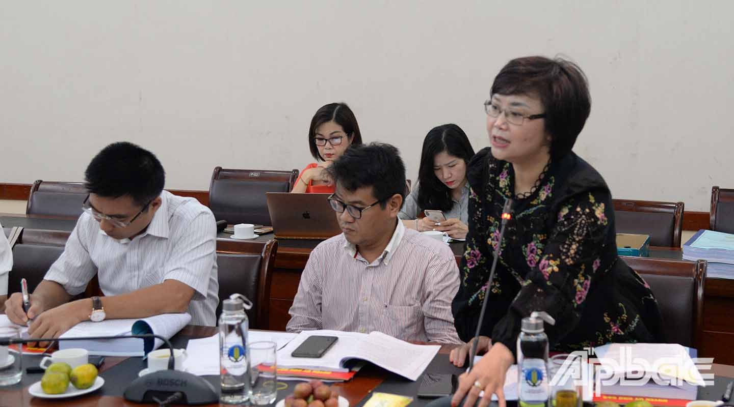 Các đại biểu làm việc tại cuộc họp.