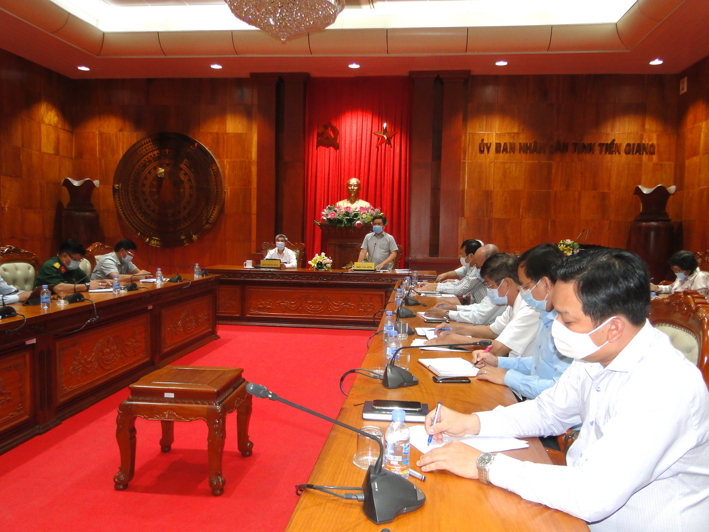 Quang cảnh cuộc họp