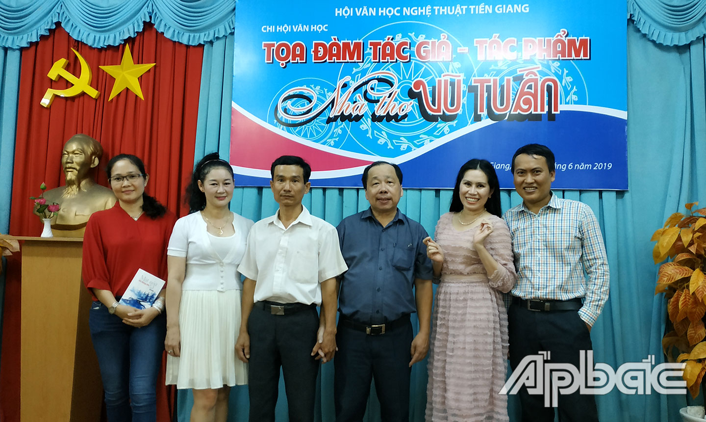 Nhà thơ Vũ Tuấn (thứ ba từ trái sang) tại buổi tọa đàm giới thiệu tác phẩm của anh.