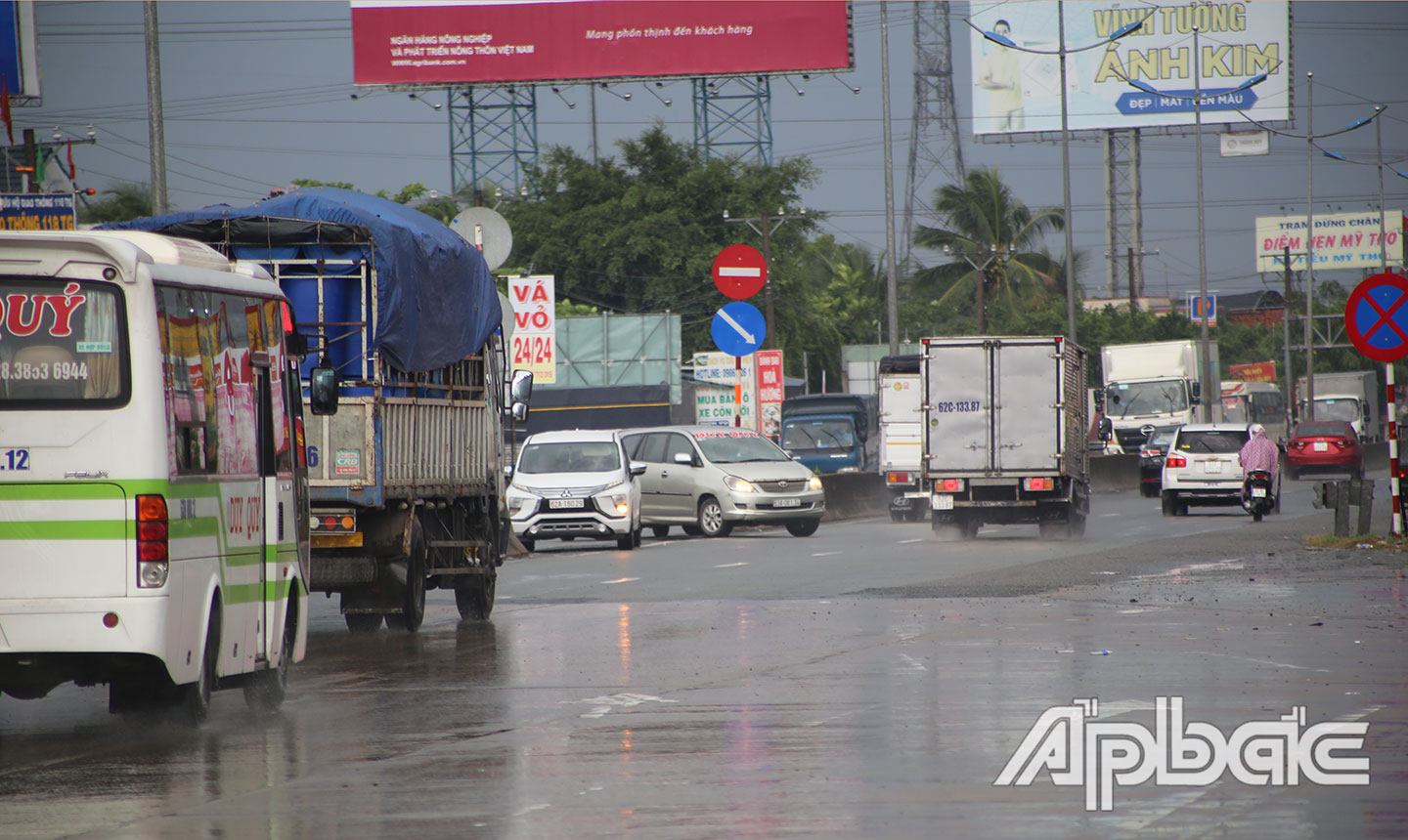 Các phương tiện thường xuyên quay đầu và ra vào quán ăn gây ra tình trạng ùn ứ giao thông.