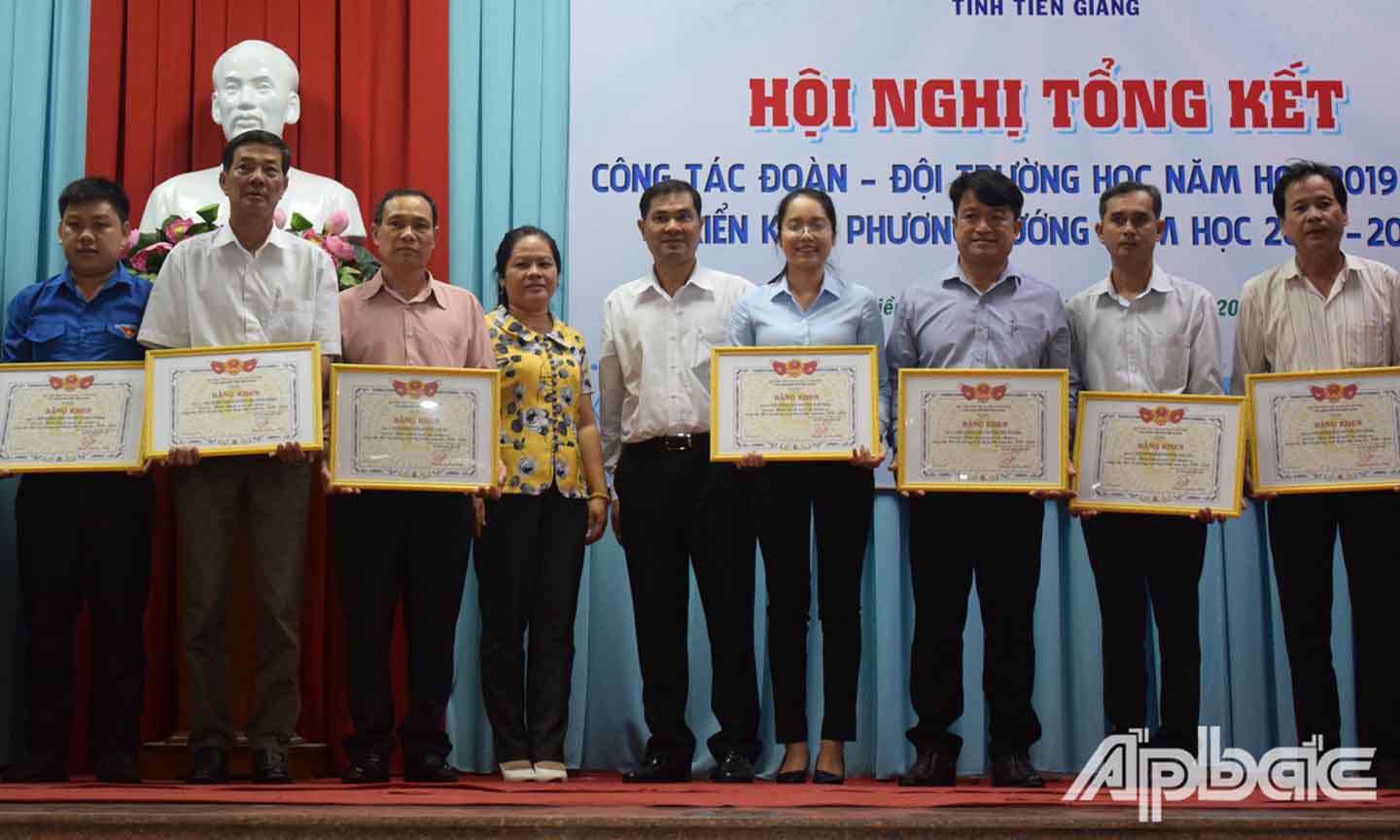 Đồng chí Huỳnh Thị Phượng và đồng chí Dương Văn Sanh, Phó Chủ tịch UBND TX. Gò Công trao Bằng khen cho các tập thể có thành tích hoàn thành xuất sắc trong công tác Đội và phong trào thiếu nhi năm học 2019 - 2020.