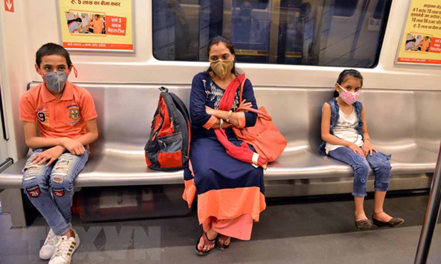 Người dân đeo khẩu trang phòng lây nhiễm COVID-19 khi đi tàu điện ngầm tại New Delhi, Ấn Độ. (Ảnh: THX/TTXVN)