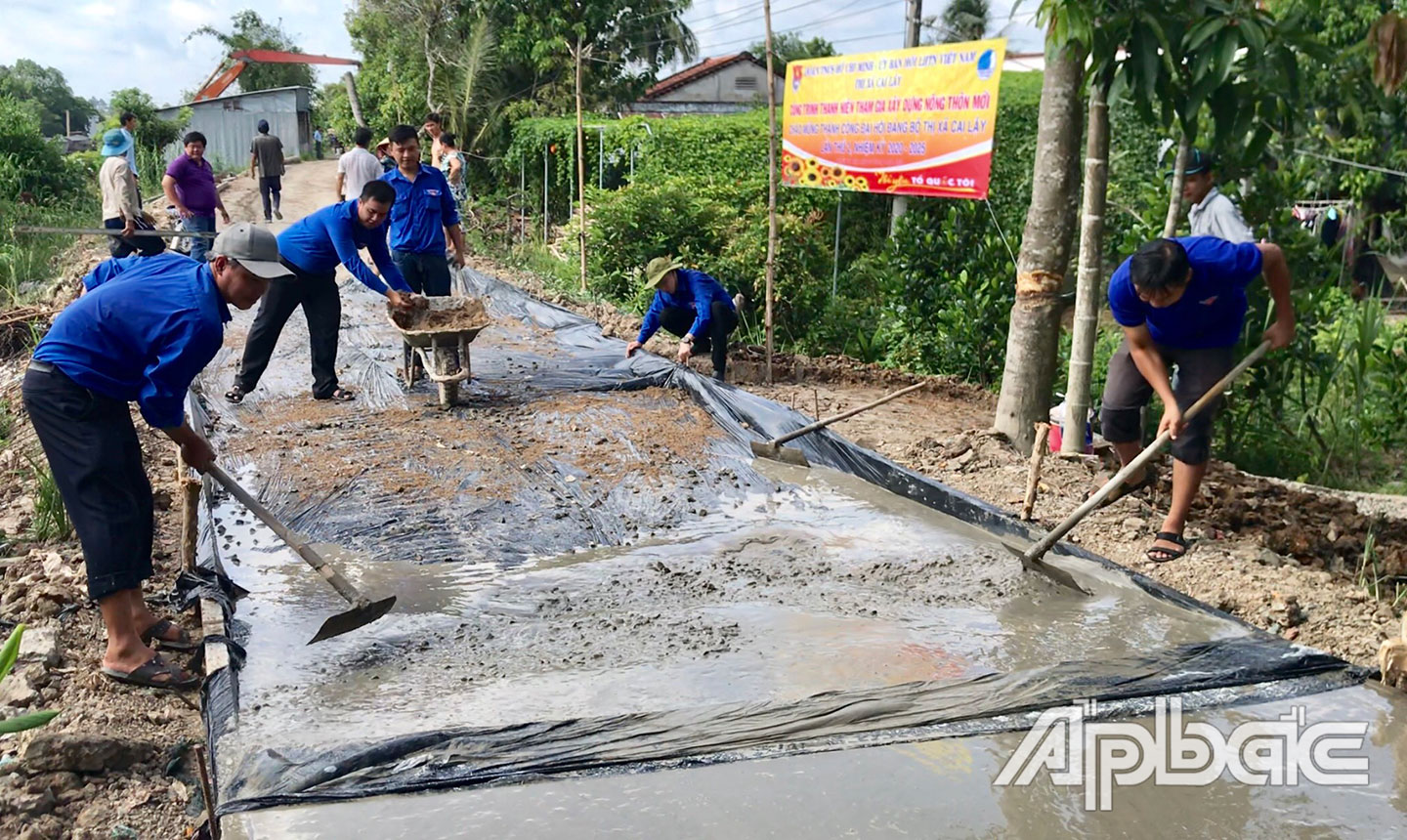 Đoàn viên, thanh niên TX. Cai Lậy tham gia làm đường giao thông nông thôn.