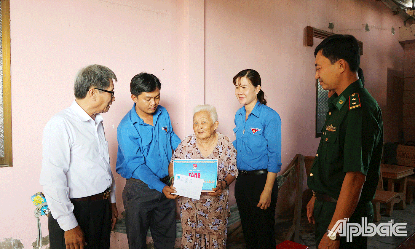 Đoàn đến thăm và tặng quà Mẹ Việt Nam Anh hùng Châu Thị Sum, 96 tuổi, (ấp Xóm Chủ, xã Kiểng Phước, huyện Gò Công Đông, tỉnh Tiền Giang)