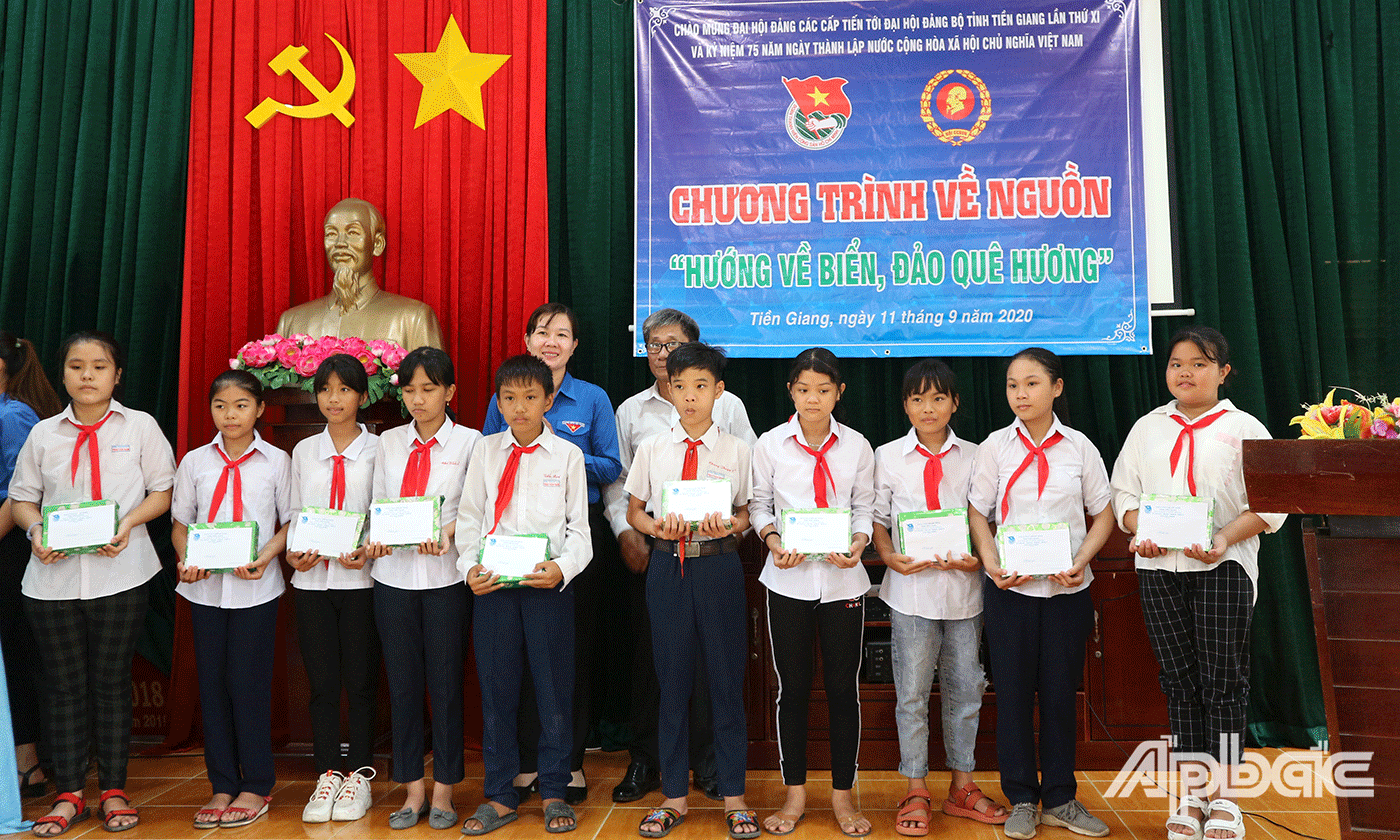 Tỉnh đoàn Tiền Giang đã trao tặng 10 suất học bổng (300 ngàn đồng/suất) cho học sinh vượt khó, học giỏi của Trường THCS Kiểng Phước