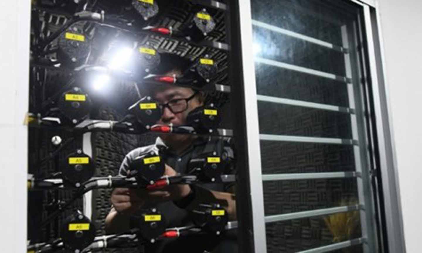 24 chiếc loa nhỏ sẽ được đặt trên tấm lưới kim loại của một cửa sổ đang mở. (Nguồn: AFP)