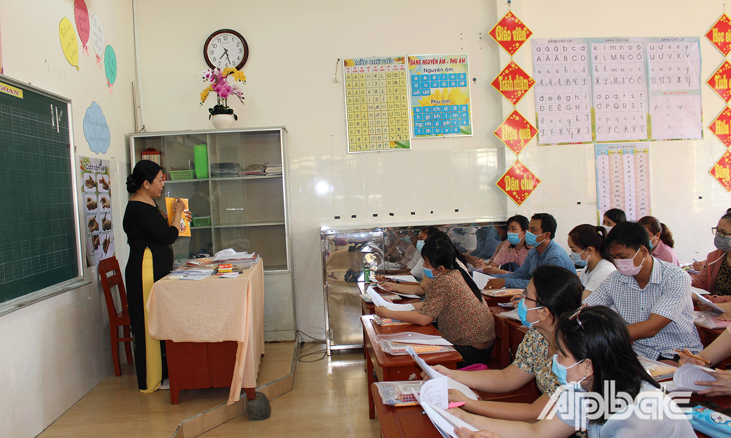 Ngành giáo dục khuyến cáo các trường không được ép phụ huynh mua tài liệu tham khảo. 