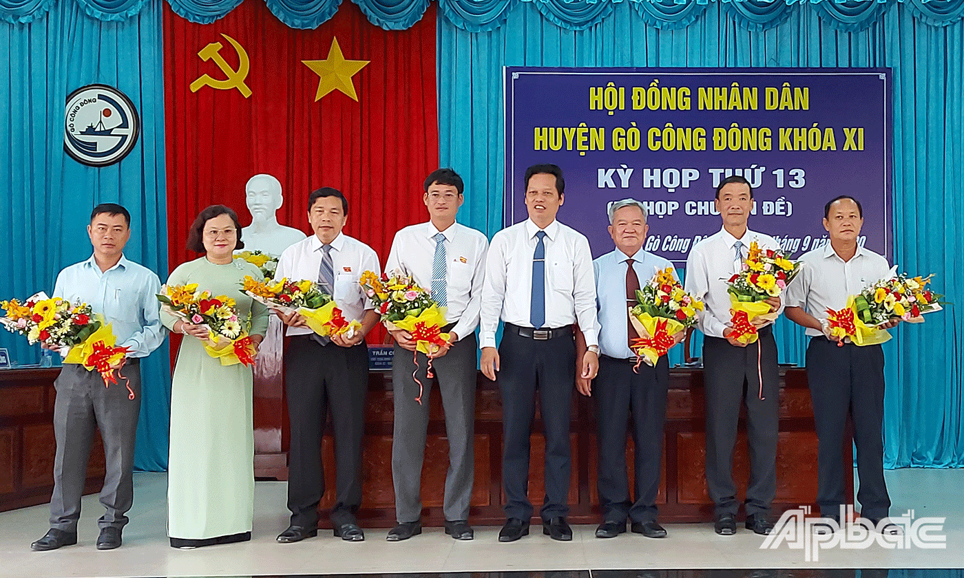 Đồng chí Nguyễn Thành Diệu, Tỉnh ủy viên, Bí thư Huyện ủy Gò Công Đông tặng hoa chúc mừng các đại biểu miễn nhiệm và trúng cử các chức danh lãnh đạo huyện.                                                                                    
