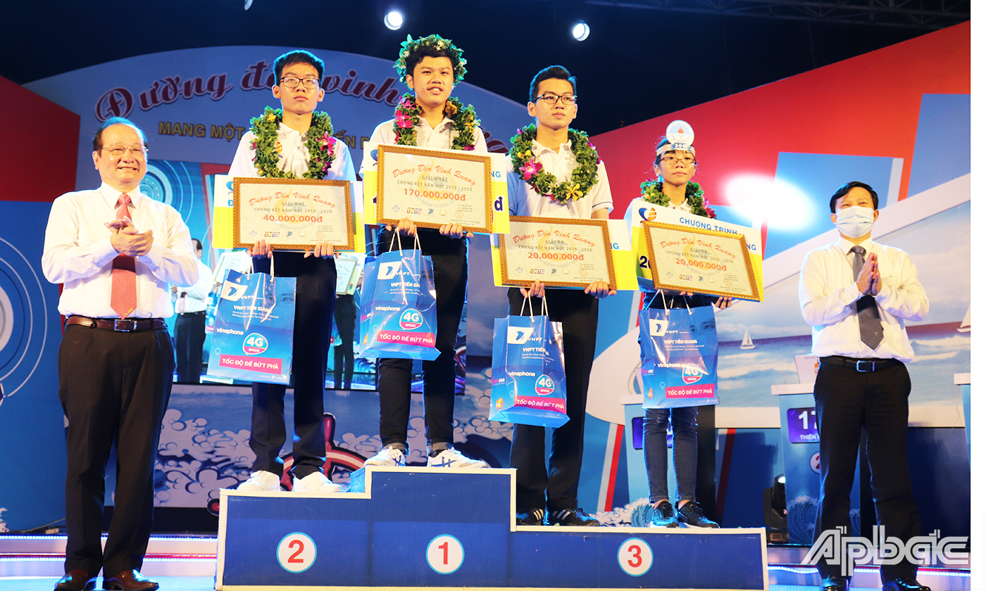 Trao giải thưởng cho các thí sinh.