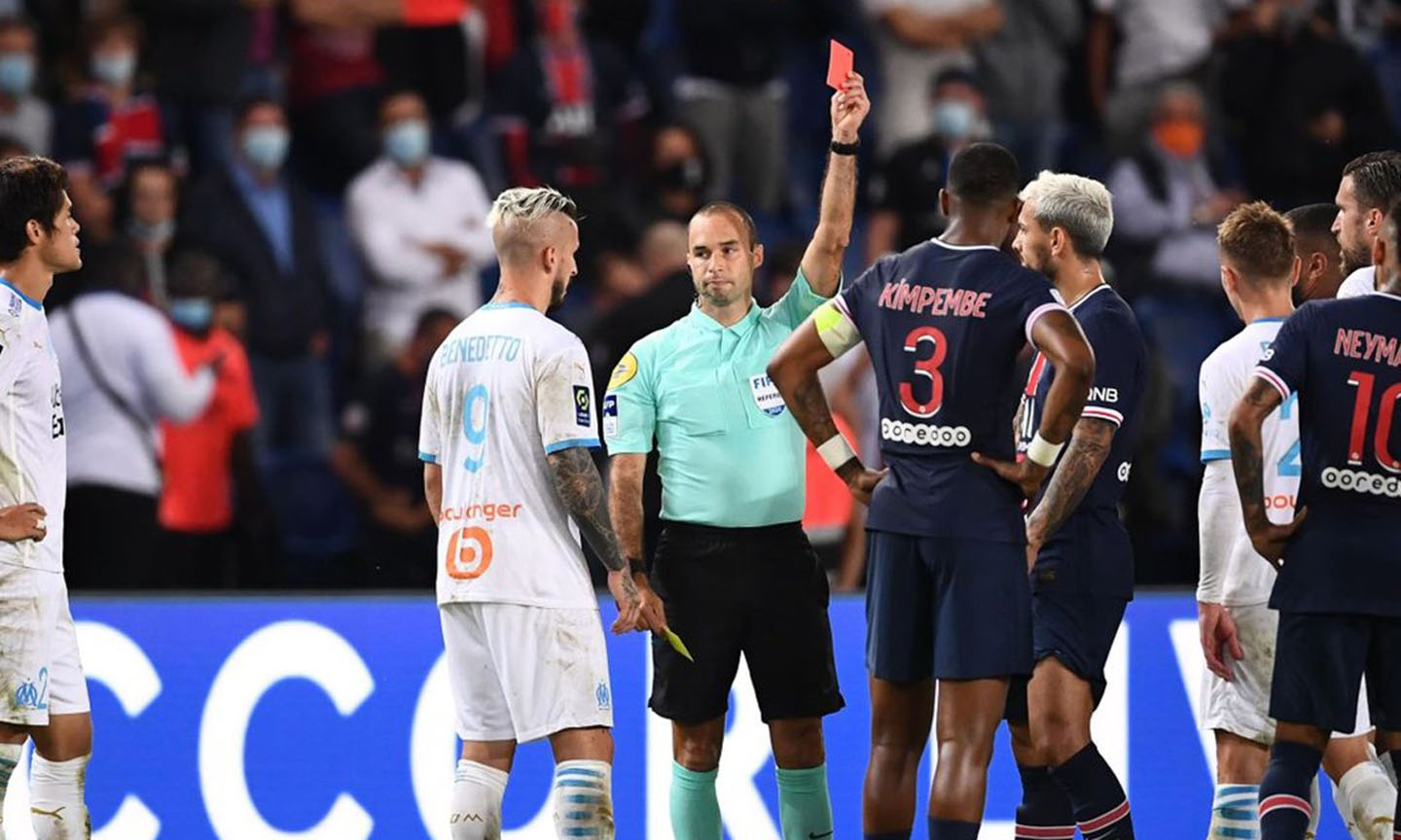 Trọng tài đã phải rút ra 5 thẻ đỏ dành cho cầu thủ của PSG và Marseille. (Nguồn: Getty Images)