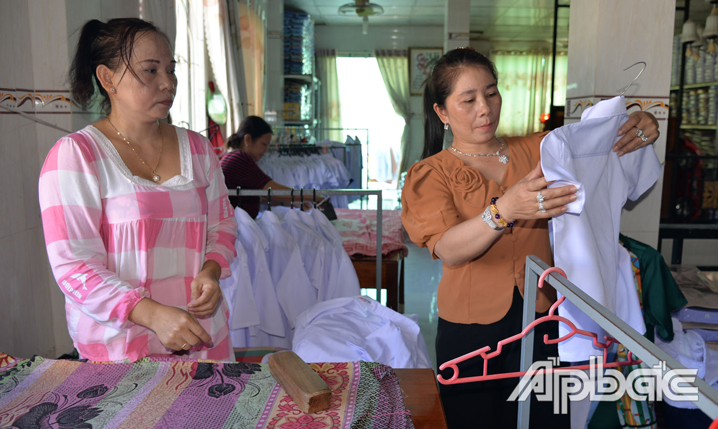 Chị Thu Ba (bên phải) kiểm tra các sản phẩm may.