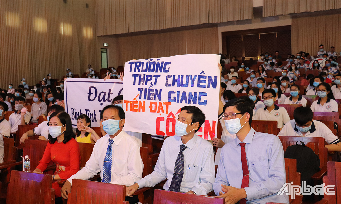 Gia đình, thầy cô và bạn bè luôn đồng hành cùng Tiến Đạt trong cuộc thi.