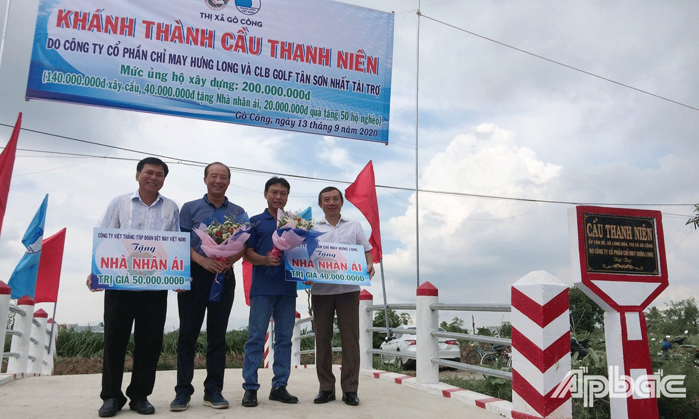 Công ty Cổ phần Chỉ May Hưng Long và Công ty Việt Thắng (tập đoàn dệt may Việt Nam – VINATEX) đã trao bảng tượng trương xây dựng 2 căn nhà nhân ái cho đơn vị Phường 3 và Phường 4 của TX. Gò Công
