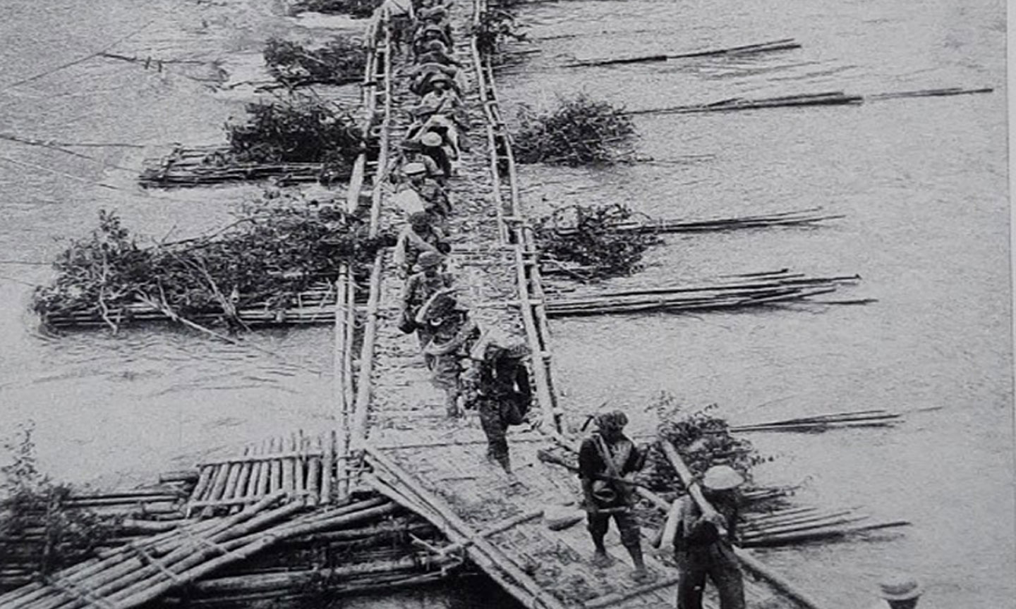 Các đơn vị tham gia Chiến dịch Biên Giới vượt cầu phao lên đường chiến đấu.