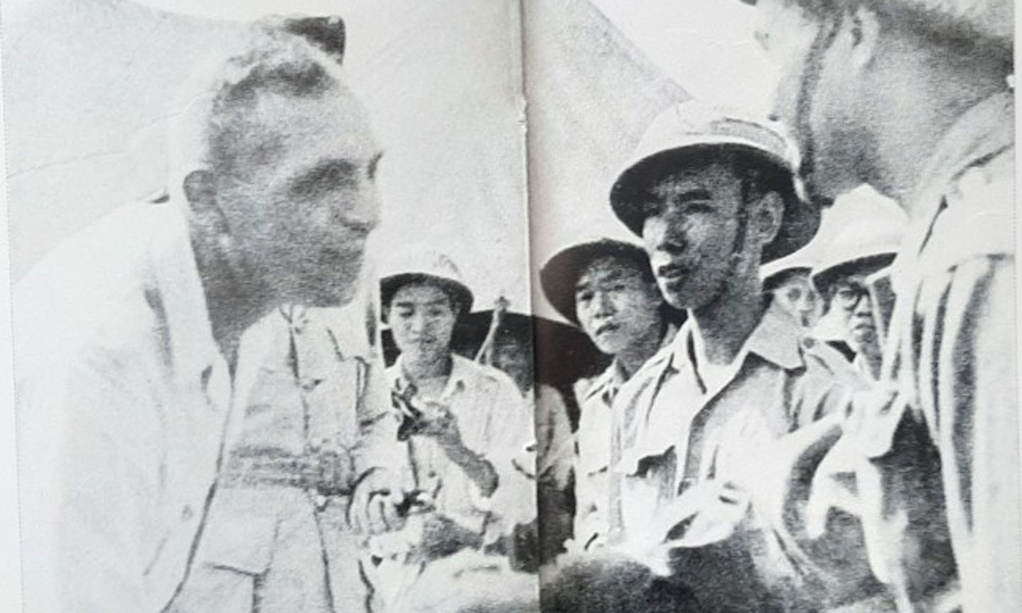 Bác sĩ Huard, Trưởng đoàn tiếp nhận thương binh của Pháp bắt tay Đại diện Quân đội Nhân dân Việt Nam, tỏ lòng cảm ơn lòng nhân đạo của Chính phủ ta trong Chiến dịch Biên Giới.