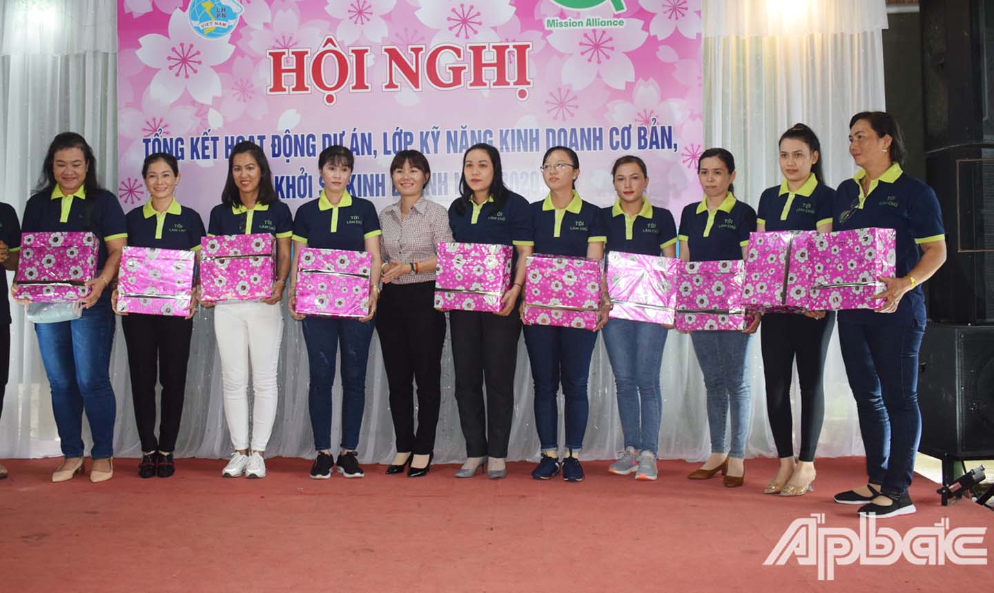Đại diện Hội LHPN phát thưởng cho các học viên hoàn thành xuất sắc khóa học,