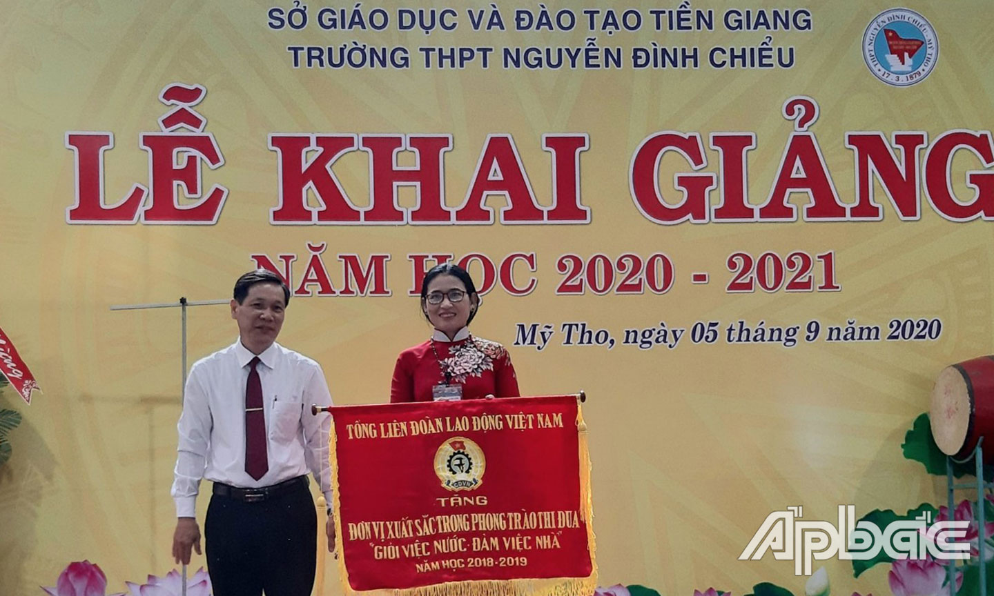 CĐCS Trường THPT Nguyễn Đình Chiểu nhận Cờ thi đua của Tổng LĐLĐ Việt Nam vì đã có thành tích xuất sắc trong phong trào thi đua “Giỏi việc nước, đảm việc nhà” năm học 2018 - 2019.