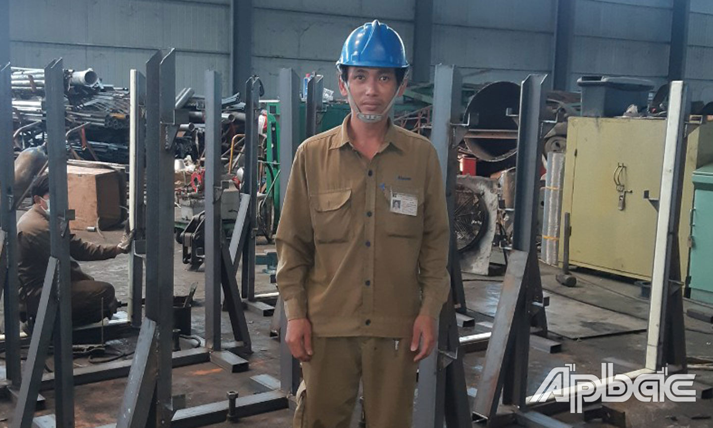 Anh Lăng đang làm việc tại công ty. 