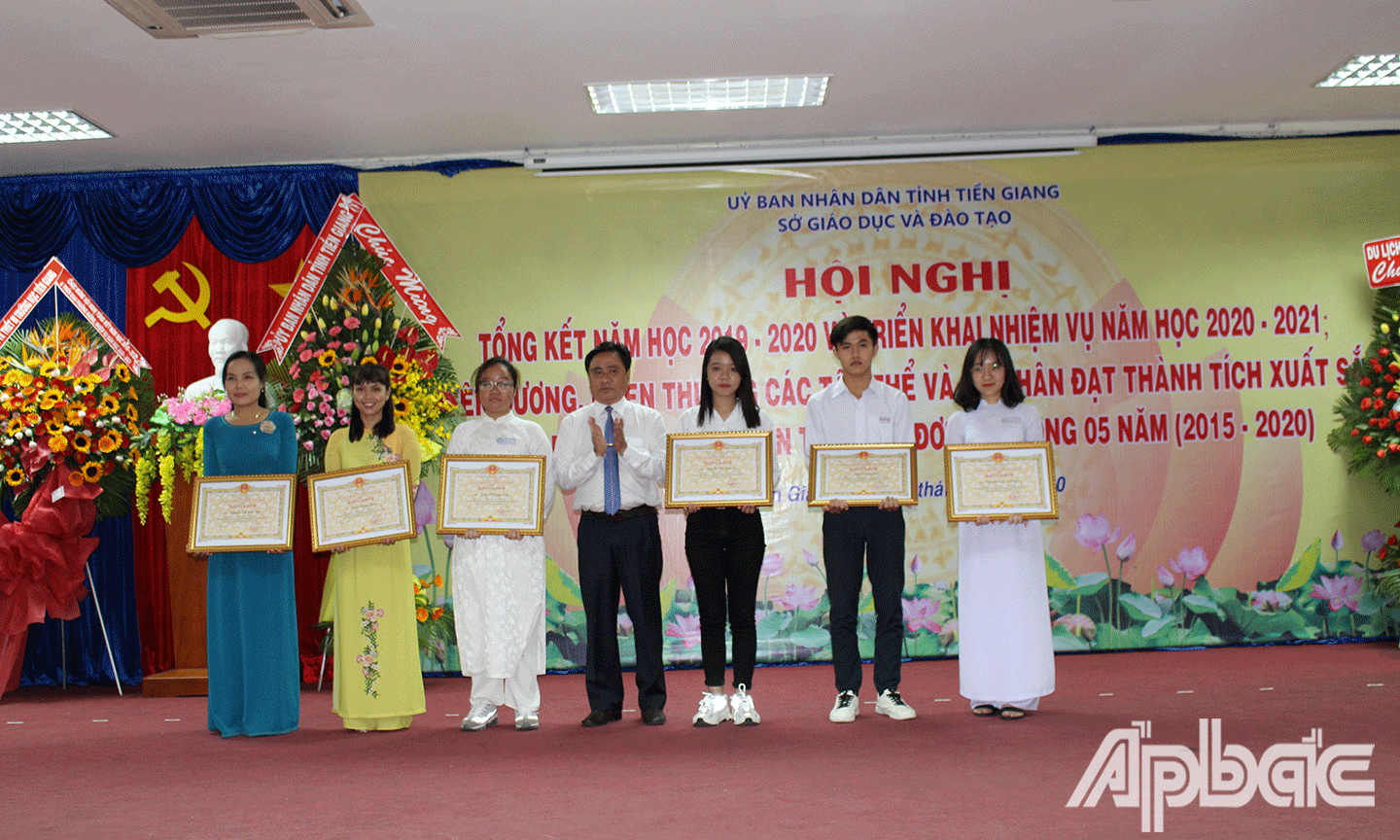 Đồng chí Trần Văn Dũng trao Bằng khen của UBND tỉnh cho các cá nhân, tập thể có thành tích tiêu biểu trong năm học 2019 - 2020. 