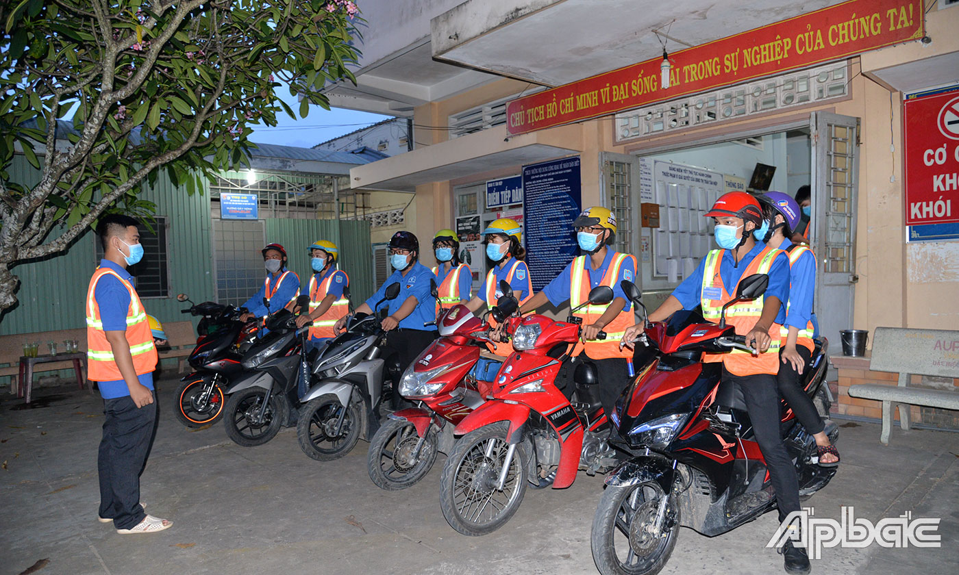 Các thành viên trong ca trực thống nhất lộ trình di chuyển.