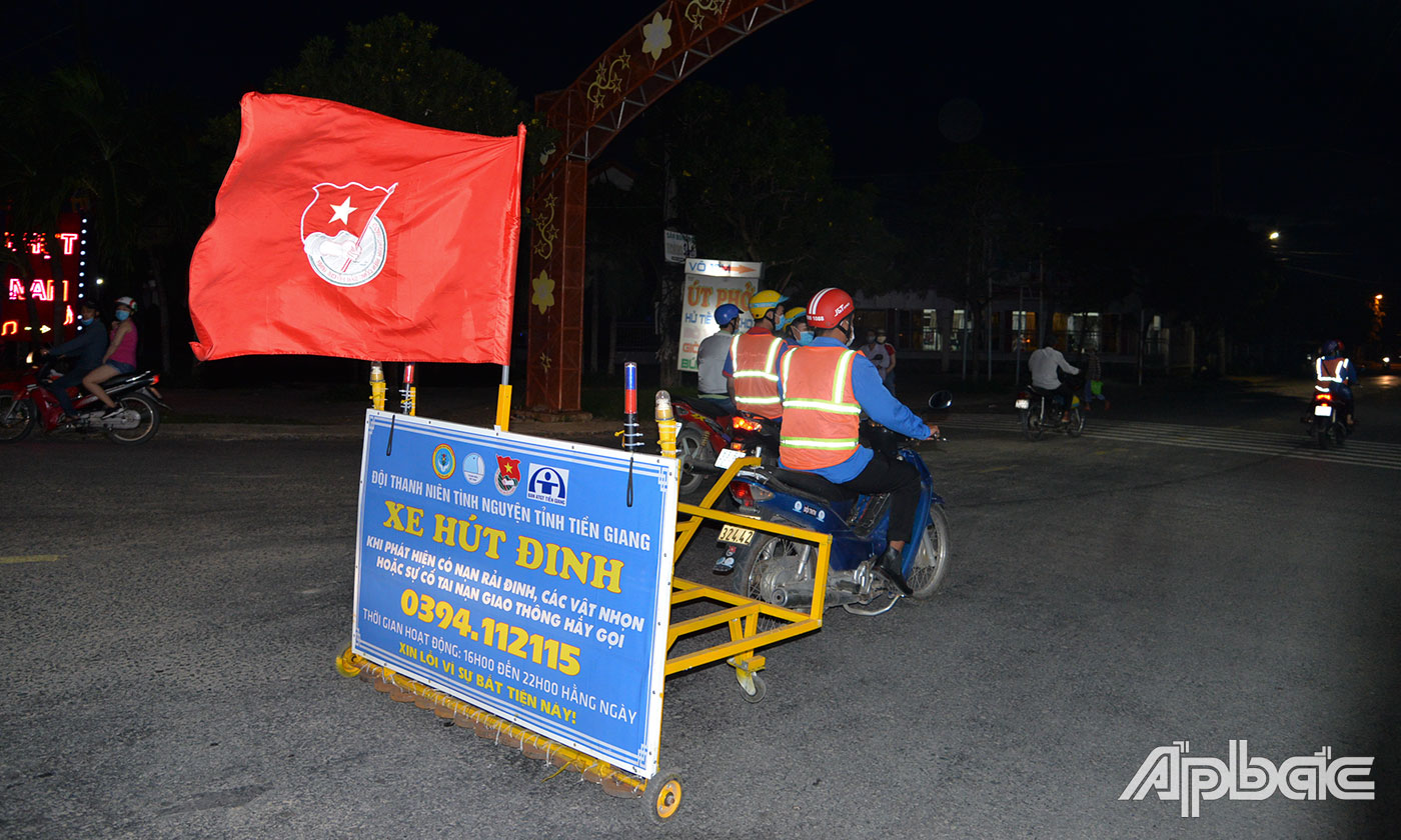 Người dân địa phương đã quen với hình ảnh xe hút đinh của các bạn trẻ Đội thanh niên tình nguyện sơ cứu, ứng cứu nhanh tai nạn giao thông thị trấn Tân Hiệp.