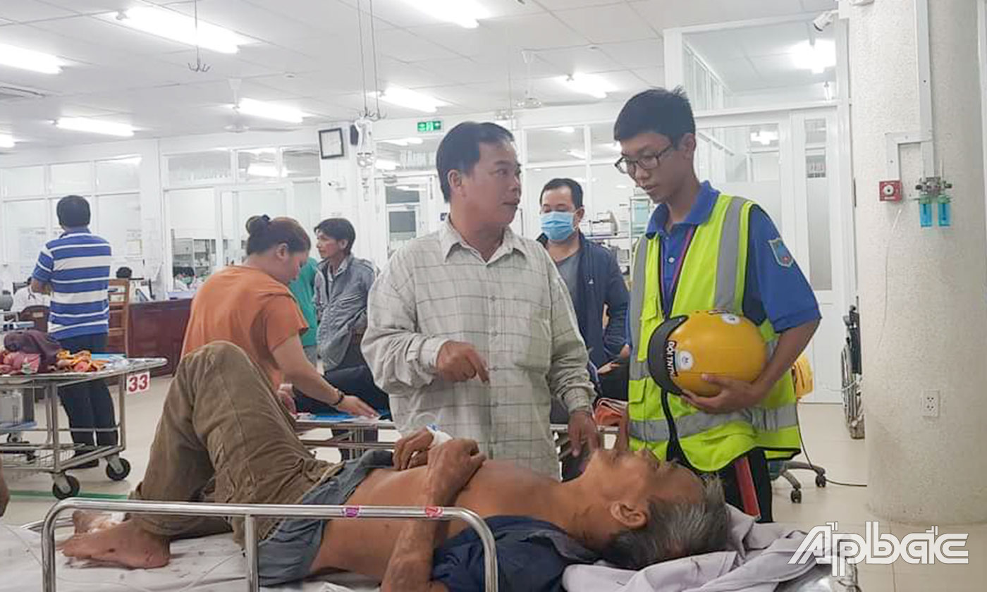 Nhờ thông tin đăng trên mạng xã hội của Đội thanh niên tình nguyện, người thân của người bị nạn nhanh chóng tìm và đến bệnh viện.