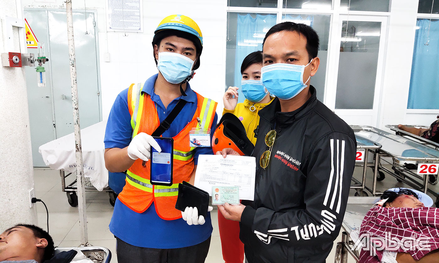 Đội thanh niên tình nguyện bàn giao tài sản cho người thân của người bị nạn.
