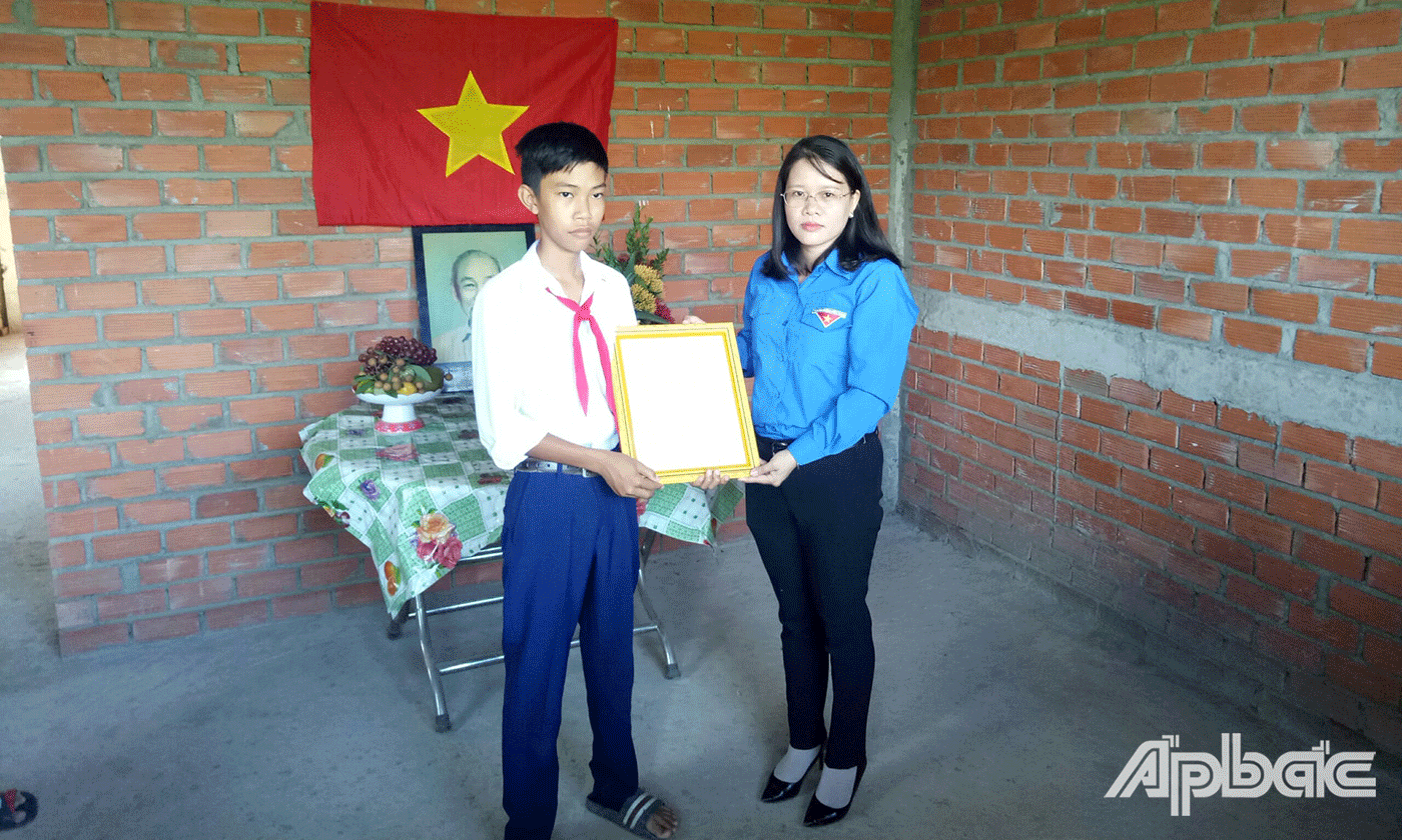 Em Trần Tấn Phát nhận Quyết bàn giao nhà 