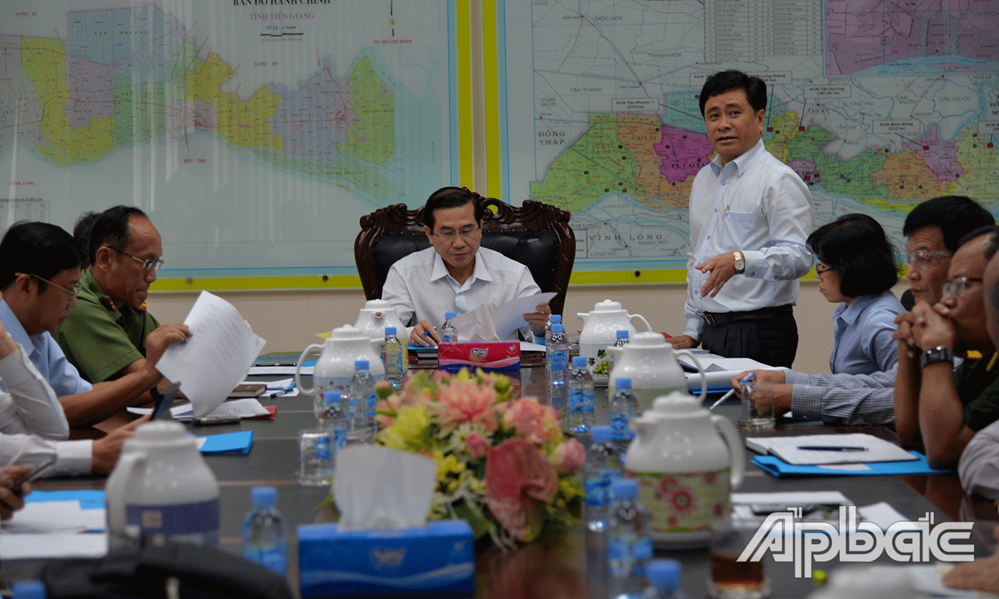 Phó Chủ tịch UBND tỉnh Trần Văn Dũng phát biểu tại cuộc họp.