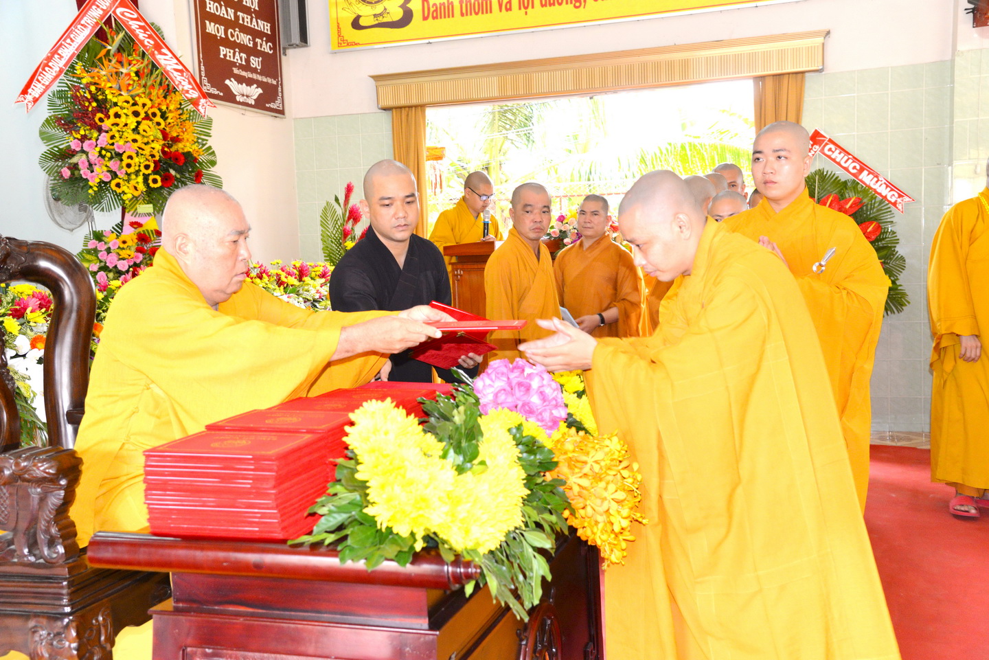 -	Hòa thượng Thích Huệ Minh, Trưởng Ban Trị sự Phật giáo Tiền Giang, Hiệu trưởng Trường Trung cấp Phật học trao bằng tốt nghiệp cho tăng, ni sinh