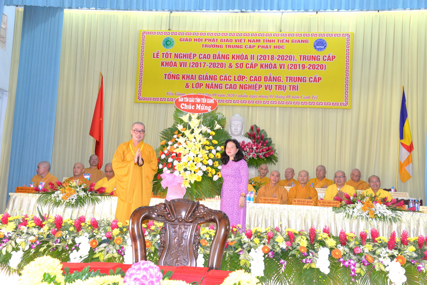 Bà Bùi Thị Mai, Trưởng Ban tôn giáo tỉnh trao hoa chúc mừng đến Thượng tọa Thích Quảng Lộc, Phó Hiệu trưởng Trường Trung cấp Phật học