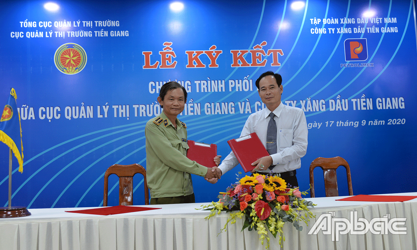 Lãnh đạo 2 đơn vị thực hiện nghi thức ký kết chương trình phối hợp.