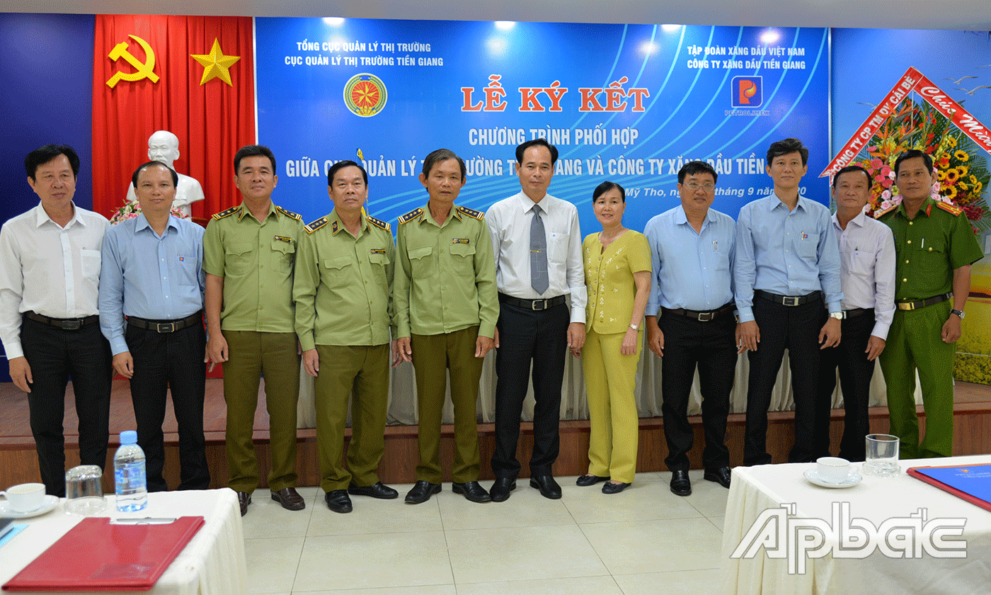 Đại biểu và lãnh đạo 2 đơn vị chụp hình lưu niệm.