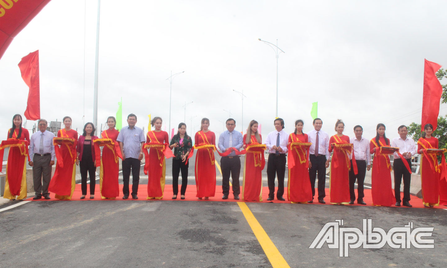 Nghi thức cắt băng thông xe cầu Ngũ Hiệp.