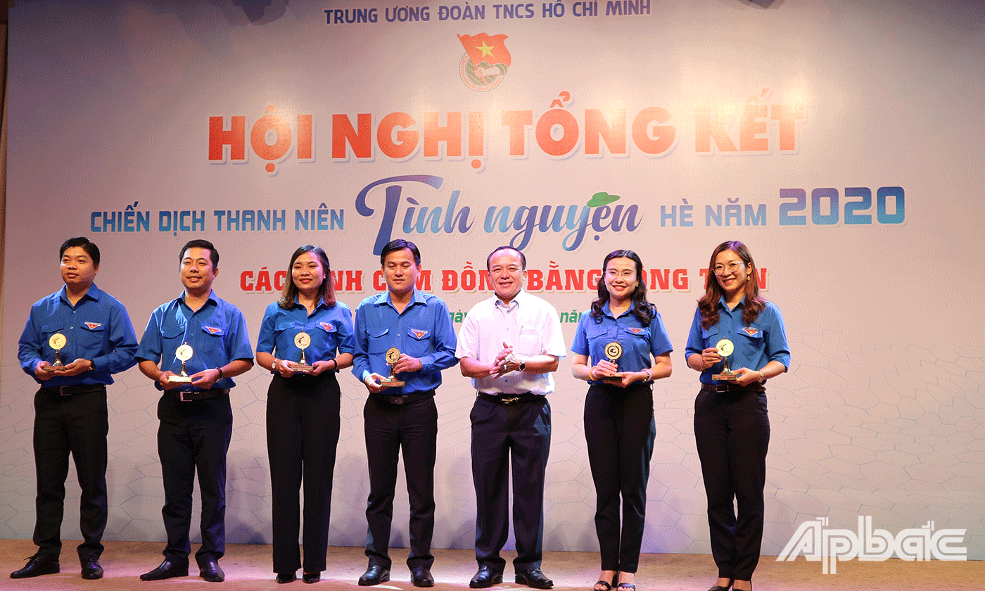 Đồng chí Nguyễn Chí Trung  Trưởng Ban dân vận Tỉnh ủy Tiền Giang trao quà lưu niệm cho đại diện các Tỉnh đoàn trong Cụm đồng bằng sông Tiền