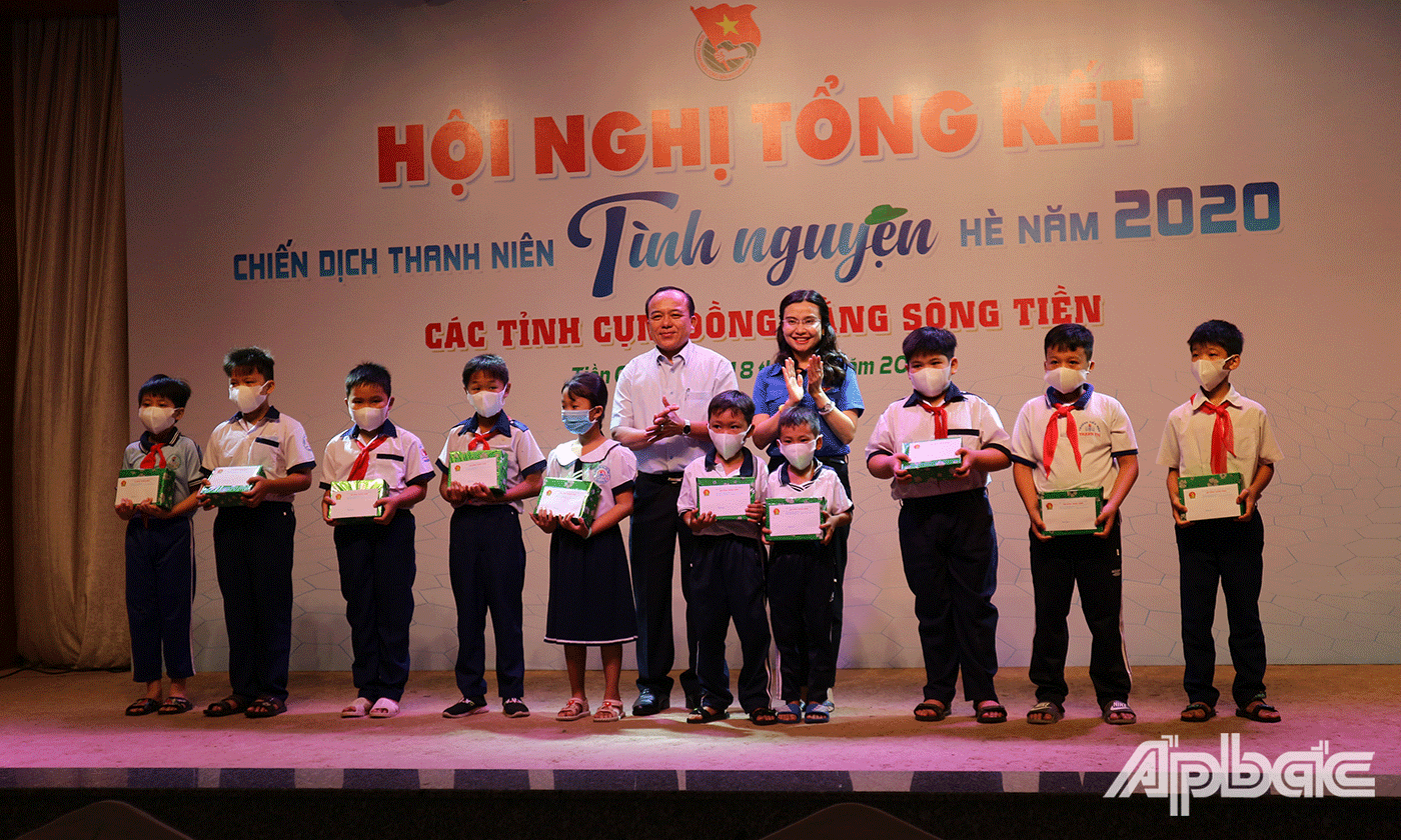 Các em học sinh nhận quà và học bổng từ chương trình