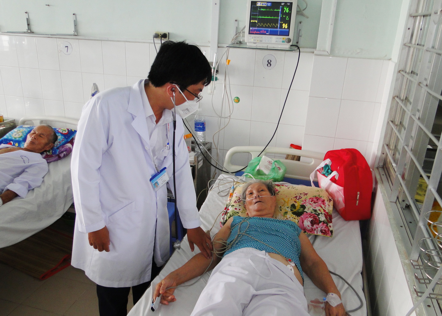 Bác sĩ Trần Hữu Thế thăm khám cho bệnh nhân Phạm Thị Đính