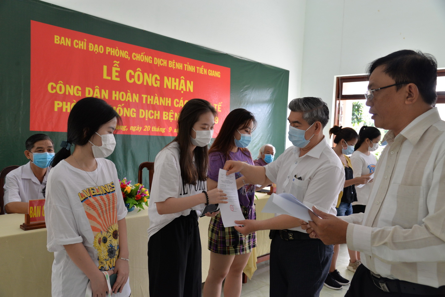 BSCKII Trần Thanh Thảo, Giám đốc Sở Y tế  Tiền Giang trao giấy chứng nhận hoàn thành cách ly y tế cho công dân
